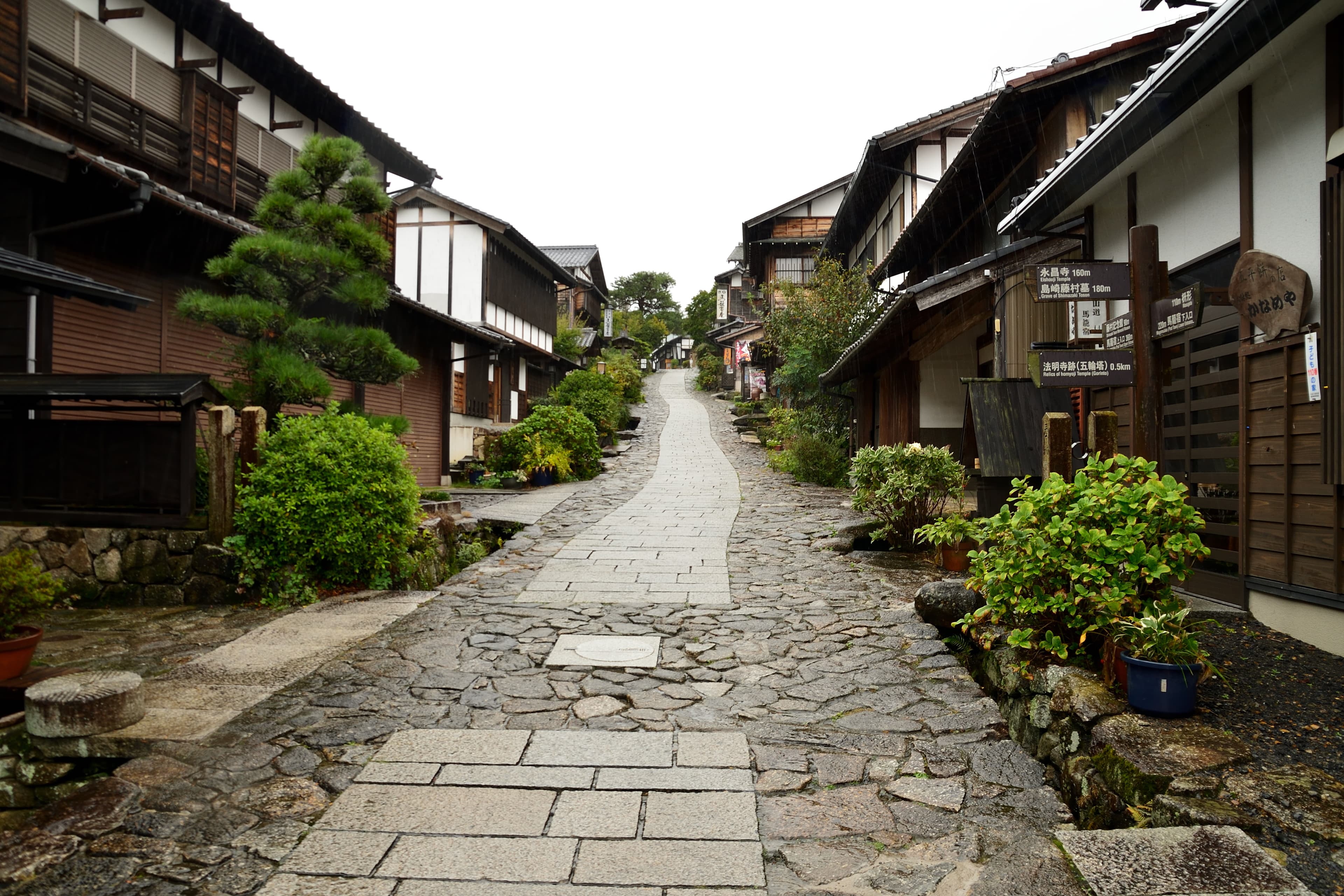 中山道 落合の石畳のイメージ
